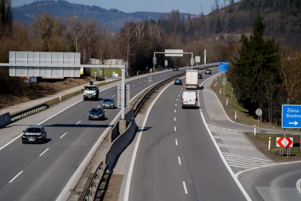 Slovakia e-známka e-vignette warning sign at 1000m on D2 motorway with euro symbol on blue background and traffic visible ahead, February 2026